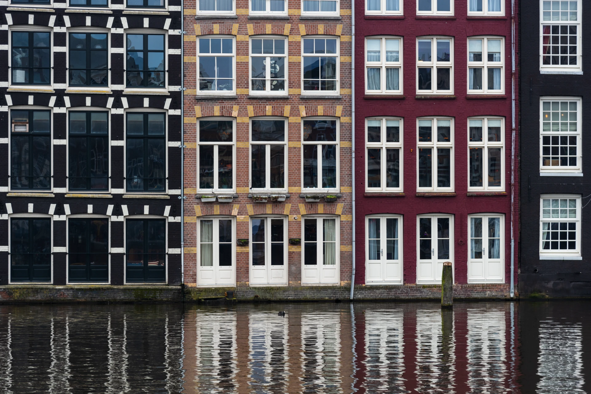 traditional-dutch-houses-reflecting-on-amsterdam-c-2025-04-22-04-10-59-utc